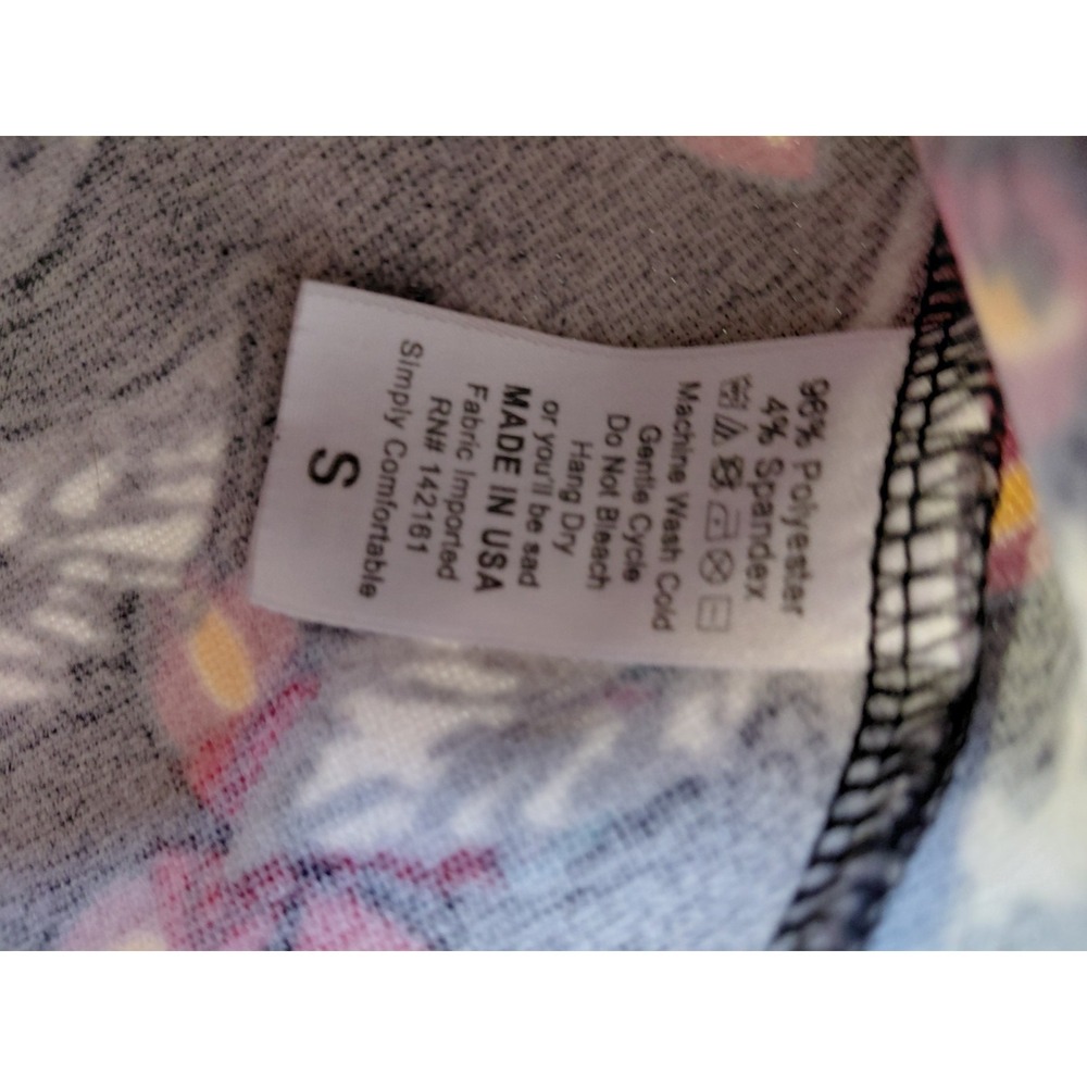 Lularoe Cassie Skirt NWOT Size Small Red Black White Floral - Picture 2 of 3